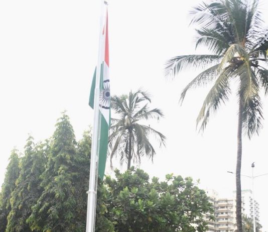 मंत्रालयात मुख्यमंत्र्यांच्या हस्ते ध्वजारोहण