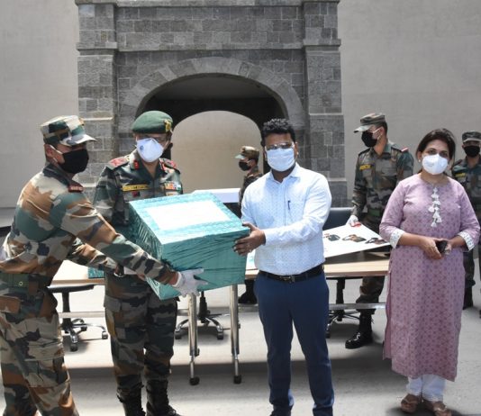 भारतीय सैन्यदलाकडून जिल्हाधिकारी नवल किशोर राम यांचा सत्कार