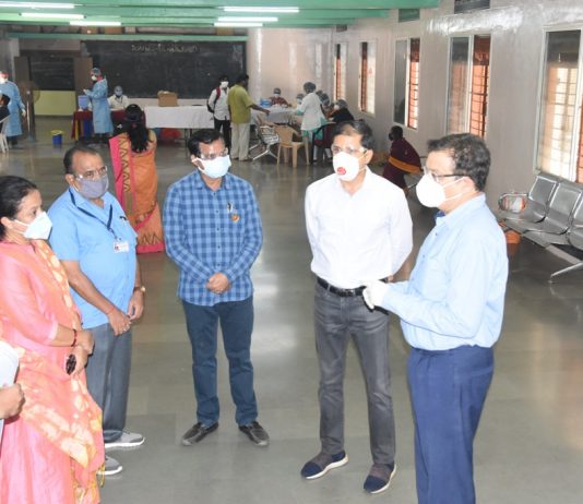 विभागीय आयुक्त डॉ. म्हैसेकर व सौरभ राव यांनी केली भवानी पेठ व रामोशी गेट येथील कंटेन्मेंट क्षेत्राची पाहणी