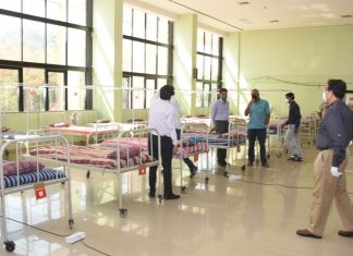 शिवछत्रपती क्रीडा संकुल बालेवाडी येथे उभारण्यात आलेल्या कोविड-19 केंद्राची विभागीय आयुक्त डॉ.म्हैसेकर यांनी केली पाहणी