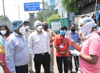 जिल्हाधिकारी नवल किशोर राम व पशुसंवर्धन आयुक्त सचिंद्र प्रताप सिंह यांनी शिवाजीनगर परिसरातील कोरोनाबाबतच्या उपाययोजनांची केली पाहणी