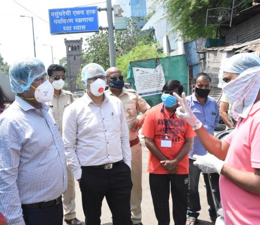 जिल्हाधिकारी नवल किशोर राम व पशुसंवर्धन आयुक्त सचिंद्र प्रताप सिंह यांनी शिवाजीनगर परिसरातील कोरोनाबाबतच्या उपाययोजनांची केली पाहणी