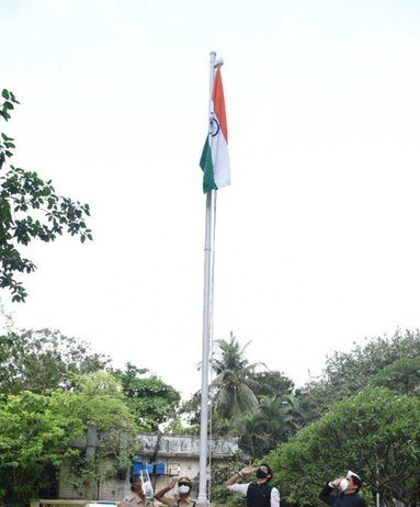 मुंबई उपनगर जिल्हाधिकारी कार्यालयात पालकमंत्री आदित्य ठाकरे यांच्या हस्ते ध्वजारोहण