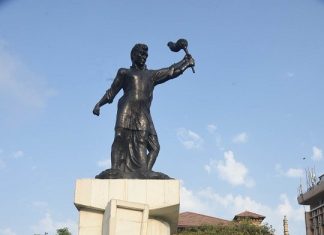 महाराष्ट्र दिनानिमित्त हुतात्म्यांना मुख्यमंत्र्यांचे अभिवादन