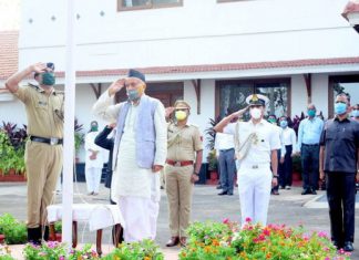 महाराष्ट्र राज्य वर्धापन दिनानिमित्त राज्यपालांच्या हस्ते राजभवनात ध्वजारोहण