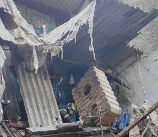 मुंबईत कांदिवली इथं एका घराची भिंत कोसळून अपघात