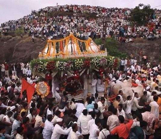 आषाढी एकादशी – निवडक मंडळींनी ज्ञानेश्वर माउली आणि संत तुकाराम महाराजांच्या पादुका घेऊन जावं असा प्रस्ताव