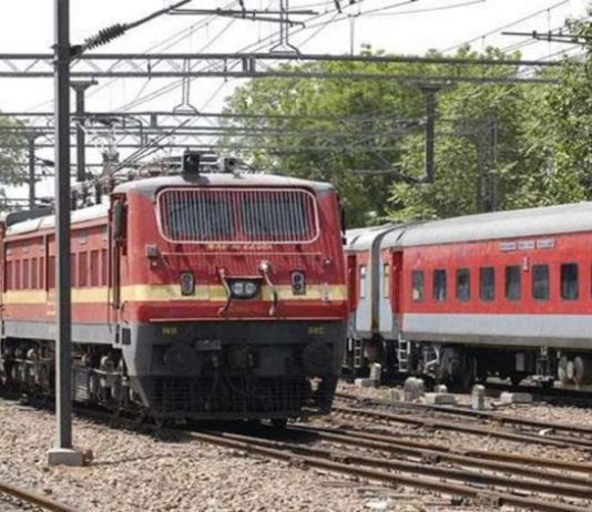 देशातली रेल्वे वाहतूक उद्यापासून अंशतः सुरू होणार, आज ४ वाजेपासून ऑनलाइन करता येणार तिकीट आरक्षण
