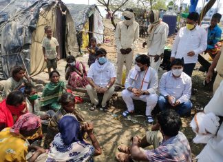 बीड जिल्ह्यात मांगवडगाव हत्याकांड प्रकणातल्या पिडितांचं धनंजय मुंडे यांनी केलं सांत्वन