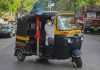 लॉकडाऊनमधेय रिक्शाचालकाची स्थलांतरित आणि बेघरांना मदत