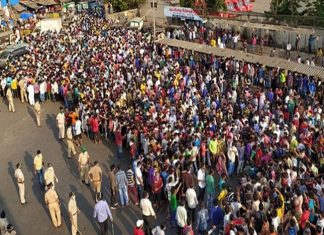 बांद्रा टर्मिनसकडे जाणाऱ्या रस्त्यावर शेकडो मजुरांची गर्दी