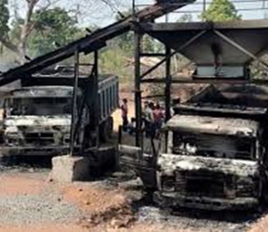 गडचिरोली जिल्ह्यात नक्षलवाद्यांकडून मालट्रक्सची जाळपोळ