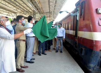टाळेबंदीमुळे राज्यात अडकलेल्या परप्रांतियांना त्यांच्या गावी पाठवण्यासाठी रेल्वेच्या विशेष गाड्या सुरु
