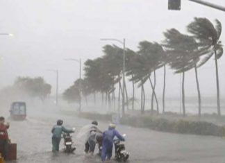 अम्फान चक्रीवादळ होऊन तीन दिवस झाल्यानंतरही परिस्थिती सुरळित करण्यात प्रशासन अपयशी