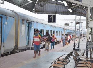 काल संध्याकाळपासून मुंबईतून तब्बल १ लाख ३५ हजार परप्रांतिय घराकडे रवाना