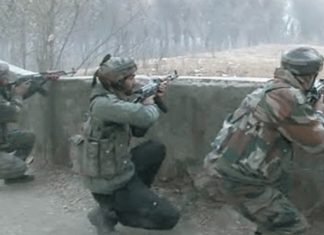 काश्मीरमध्ये चकमक – लष्कराचे दोन अधिकारी आणि राज्य पोलीस दलाचे तीन अधिकारी शहीद