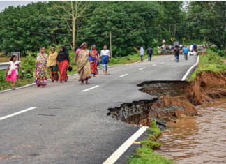 आसाममध्ये संततधार पाऊस पडल्याने अनेक नद्या धोक्याच्या पातळीच्या वर आणि अनेक नवीन भाग जलमय