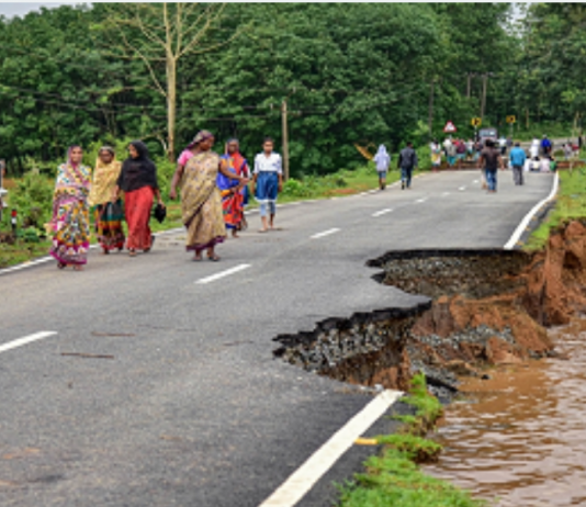 आसाममध्ये संततधार पाऊस पडल्याने अनेक नद्या धोक्याच्या पातळीच्या वर आणि अनेक नवीन भाग जलमय