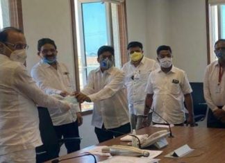 ‘दि.ठाणे जिल्हा मध्यवर्ती सहकारी बँक लि.’तर्फे ‘मुख्यमंत्री सहाय्यता निधी कोविड19’ला एक कोटींची मदत उपमुख्यमंत्री अजित पवार यांच्याकडे धनादेश सुपूर्द