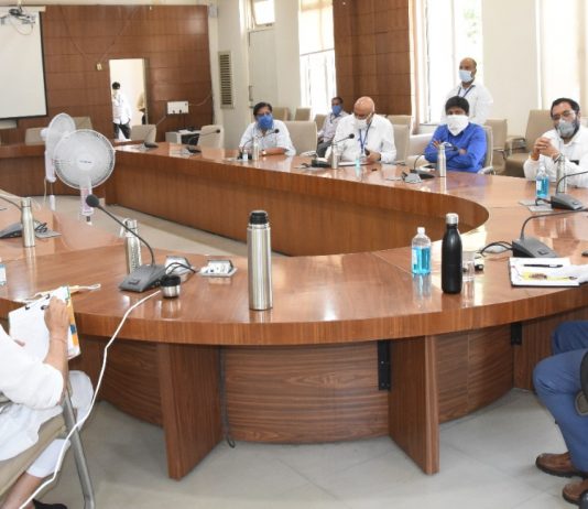 खासदार बापट यांच्यासह लोकप्रतिनिधींनी घेतली विभागीय आयुक्त व जिल्हाधिकाऱ्यांची भेट