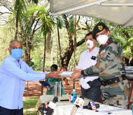 कोरोना यौद्धांना भारतीय सैन्यदलाची मानवंदना विभागीय आयुक्त कार्यालयात अधिकारी, कर्मचारी यांचा सत्कार
