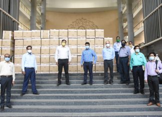 केपजेमिनी व कमिन्स इंडिया कंपनीच्या वतीने सॅनिटायझर व पीपीई किट जिल्हाधिकारी नवल किशोर राम यांच्याकडे सुपूर्द