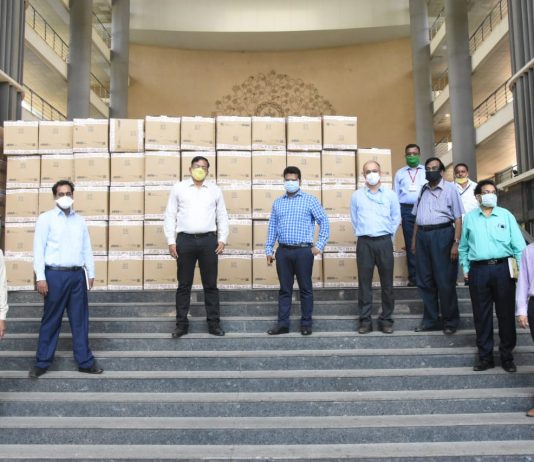 केपजेमिनी व कमिन्स इंडिया कंपनीच्या वतीने सॅनिटायझर व पीपीई किट जिल्हाधिकारी नवल किशोर राम यांच्याकडे सुपूर्द