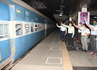 लॉकडाऊनमुळे अडकलेले 1 हजार 131 नागरिक पुणे जिल्ह्यातून विशेष रेल्वेने लखनऊकडे रवाना – जिल्हाधिकारी नवल किशोर राम