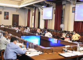 लोकप्रतिनिधींना विश्वासात घेऊन अधिकाऱ्यांनी काम करावे – उपमुख्यमंत्री अजित पवार