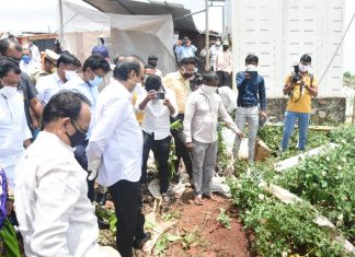 ‘निसर्ग’ चक्रीवादळामुळे मावळ तालुक्यातील भोयरे व पवळेवाडी येथील झालेल्या नुकसानीची जिल्ह्याचे पालकमंत्री अजित पवार यांनी केली पहाणी