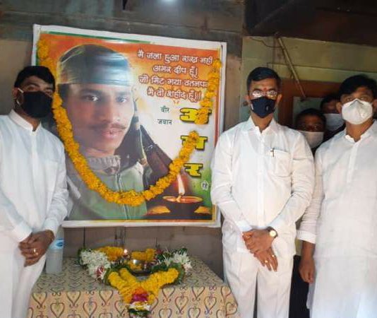 आर्वीचे वीर जवान अक्षय यादव यांच्या कुटुंबाची गृहराज्य मंत्री शंभूराज देसाई यांनी घेतली भेट