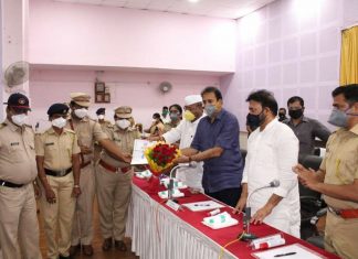 गृहमंत्र्यांनी केला पोलीस कर्मचाऱ्यांसह, मदत करणाऱ्या व्यक्तींचा, संस्थांचा सत्कार