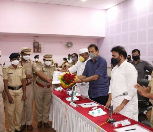 गृहमंत्र्यांनी केला पोलीस कर्मचाऱ्यांसह, मदत करणाऱ्या व्यक्तींचा, संस्थांचा सत्कार