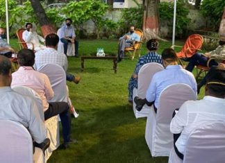 ठाणे जिल्ह्यात कोरोना प्रादुर्भाव रोखण्यासाठी पालिकांनी अधिक वेगाने रुग्ण आणि संपर्क शोधावेत – मुख्यमंत्री