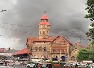 मुंबईच्या क्राफर्ड मार्केटच्या जुन्या इमारतीच्या तळमजल्याला लागली आग