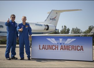 बॉब बेह्नकेन आणि डग हर्ले यांचा आंतरराष्ट्रीय अंतराळ केंद्रात प्रवेश