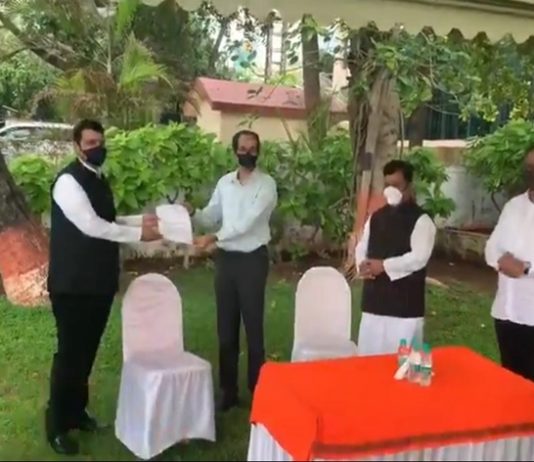 कोकणातल्या चक्रीवादळग्रस्तांना सरकारची अद्याप एक रुपयाचीही मदत पोहोचली नसल्याचा विरोधी पक्षनेते देवेंद्र फडनवीस यांचा आरोप