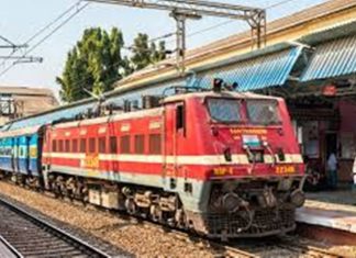 रायगडात चक्रीवादळाचा फटका बसलेल्या भागाची केंद्रीय पथकानं केली पाहणी, सुधारित निकषांनुसार मदत देण्याची पालकमंत्र्यांची मागणी