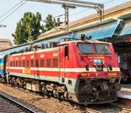 रायगडात चक्रीवादळाचा फटका बसलेल्या भागाची केंद्रीय पथकानं केली पाहणी, सुधारित निकषांनुसार मदत देण्याची पालकमंत्र्यांची मागणी