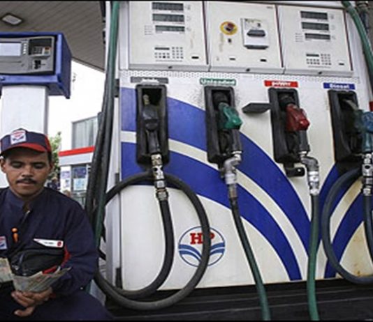 गेल्या दोन आठवड्यात राज्यात पेट्रोल-डिझेल लिटरमागे दहापेक्षा जास्त रुपयांनी महागलं