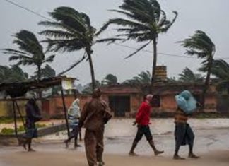 चक्रीवादळामुळे अनेक ठिकाणच्या नागरिकांना सुरक्षित स्थळी हलवलं