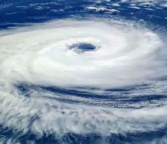 दुपारी मुंबईपासून ३८० किलोमीटर अंतरावर असलेलं चक्रीवादळ येत्या ६ तासात गंभीर स्वरुप धारण करेल असा हवामान खात्याचा इशारा