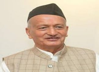 राज्यपाल भगतसिंग कोश्यारी यांनी टपाल विभागातल्या कोरोना बाधित कर्मचाऱ्यांच्या उपचारासाठी एक लाख रुपयांचा धनादेश दिला