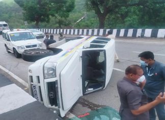 शरद पवार यांच्या ताफ्यातल्या पोलीसांच्या एका गाडीला अपघात