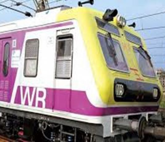 रेल्वेने प्रवास करू न शकलेल्या पासधारकांचे पैसे परत करावेत अथवा पासाचा कालावधी वाढवून द्यावा