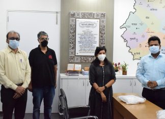 नभांगण फाउंडेशनच्या वतीने पीपीई किट जिल्हाधिकारी नवल किशोर राम यांच्याकडे सुपूर्द