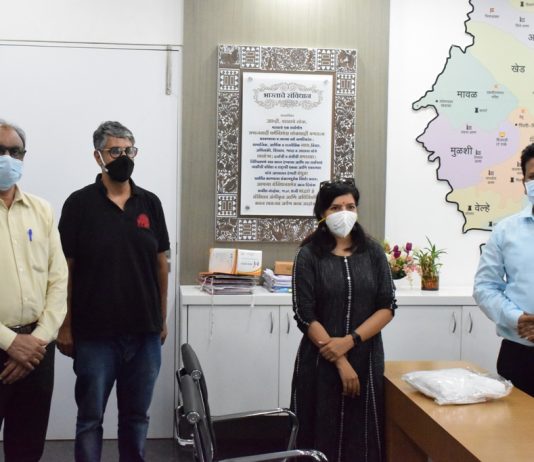 नभांगण फाउंडेशनच्या वतीने पीपीई किट जिल्हाधिकारी नवल किशोर राम यांच्याकडे सुपूर्द