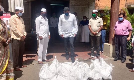 मुंबई शहर पालकमंत्री अस्लम शेख यांच्या हस्ते डबेवाल्यांना अडीच हजार रेशन किटचे वितरण