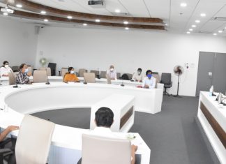 कोरोनाचा रुग्णदर आणि मृत्युदर कमी करण्यासाठी अधिक जबाबदारीने काम करा – जिल्हाधिकारी नवल किशोर राम