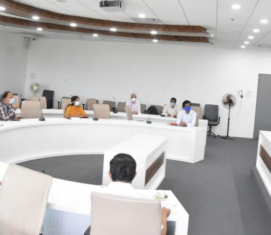 कोरोनाचा रुग्णदर आणि मृत्युदर कमी करण्यासाठी अधिक जबाबदारीने काम करा – जिल्हाधिकारी नवल किशोर राम